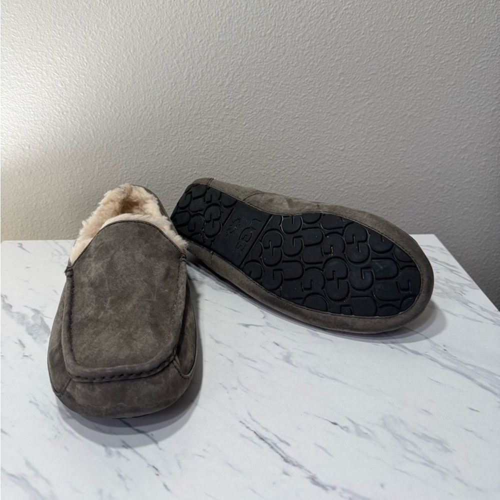 Men's Ugg Suede Slippers - Picture 4 of 6